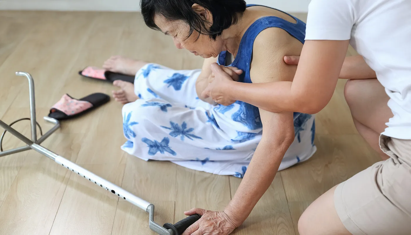 วิธีปฐมพยาบาลเมื่อผู้สูงอายุล้ม ปลอดภัย ลดเสี่ยงพิการ